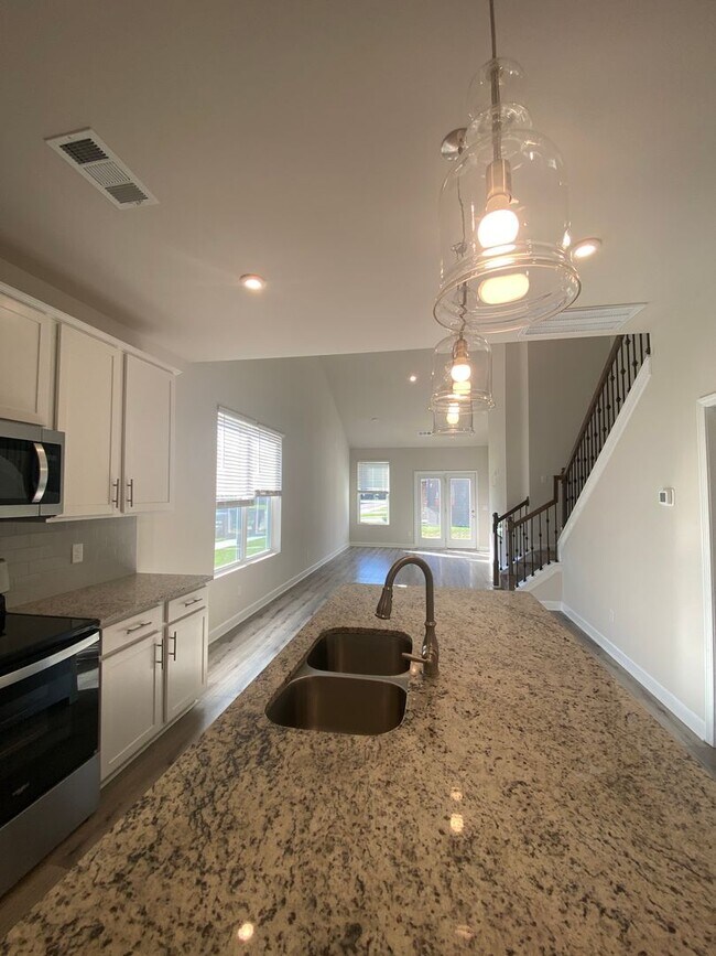 Building Photo - End Unit Townhome in Lebanon / 3 Spacious Bedrooms / Loft Area / 1 Car Garage / Back Patio