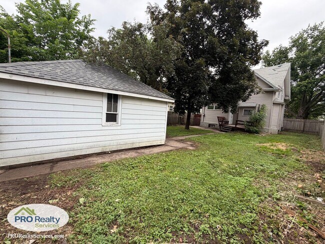Building Photo - Charming 3 Bedroom Home