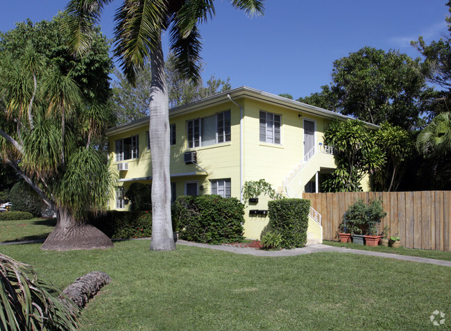 Primary Photo - Hyde Park Apartments