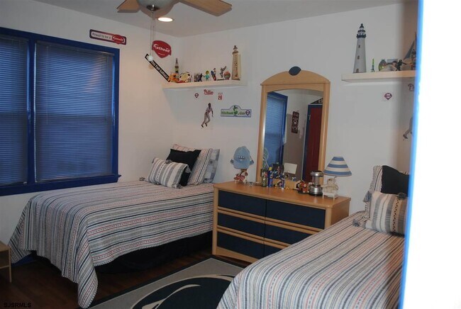 Building Photo - 110 N Gladstone Ave