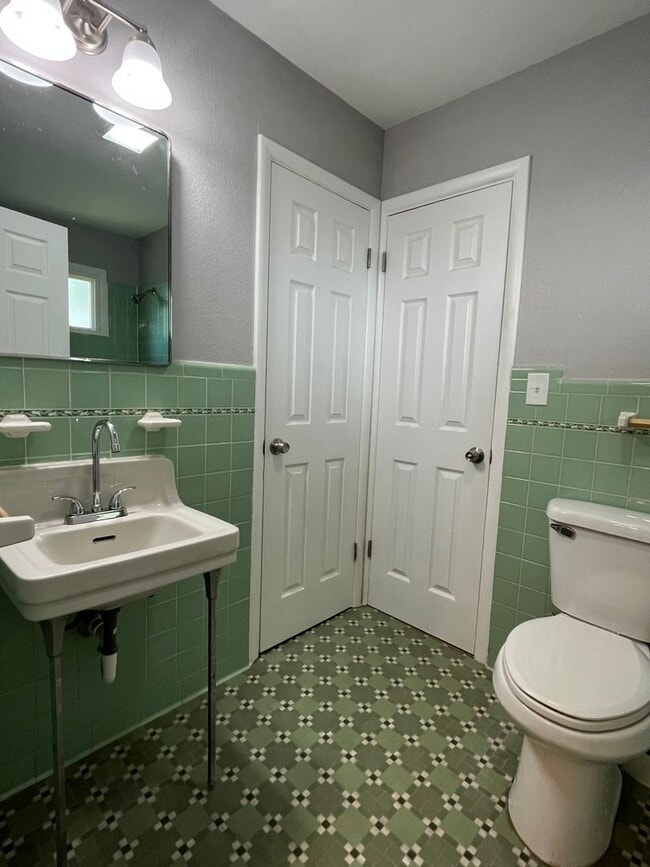 Building Photo - Tulsa: 3 bedroom house On A Private Road