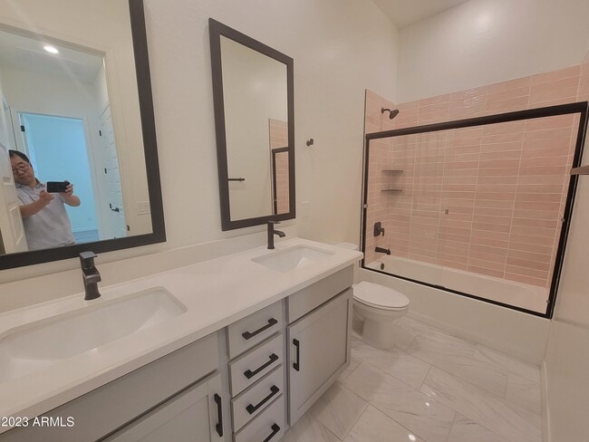 Building Photo - 240 E Shamrock Dr