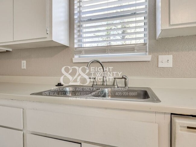 Building Photo - Spacious 2 Bed/2 Bath Townhome Duplex Available NOW in Moore, OK!