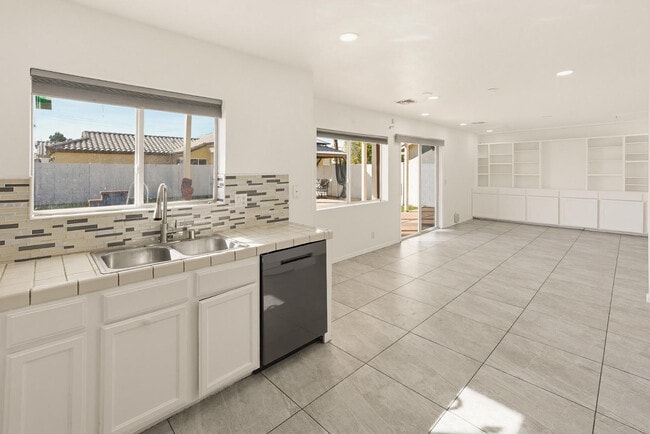 Building Photo - 288 S Jesse St