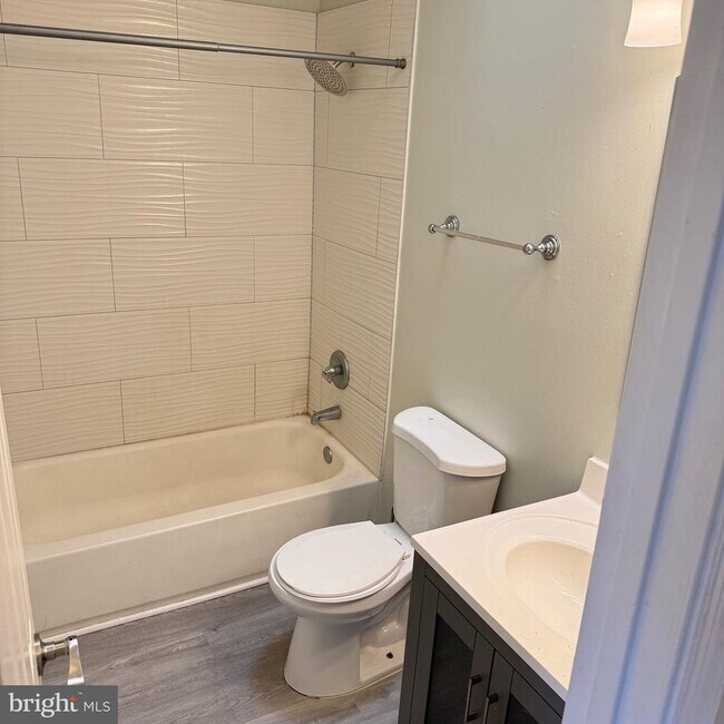 Building Photo - 2423 W Rosecroft Village Cir