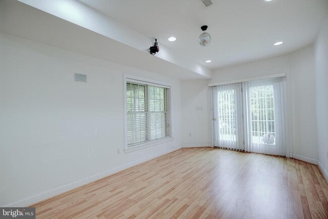 Building Photo - 15 Ridings Way