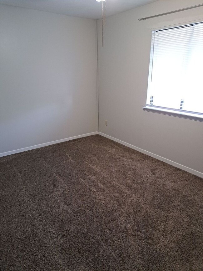 Building Photo - 4837 S Lakewood Dr