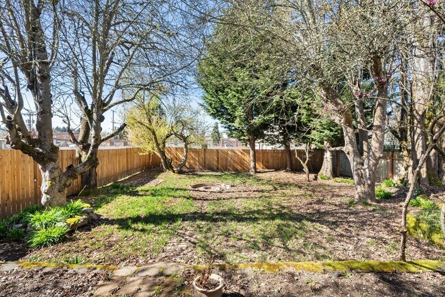 Building Photo - 709 McKenzie Ave