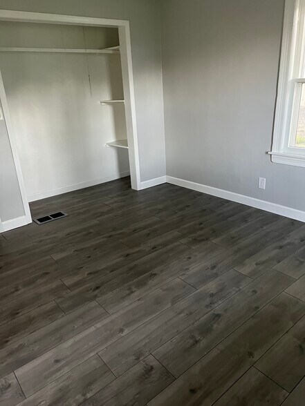 master bedroom 11x12 - 51539 Pond St