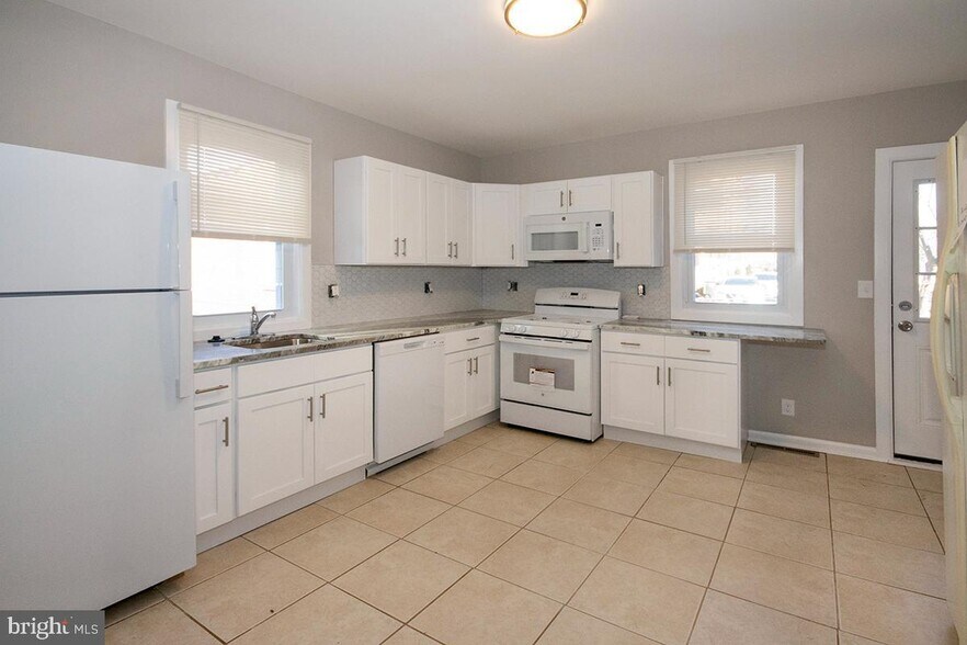 KITCHEN - 207 Somerset St