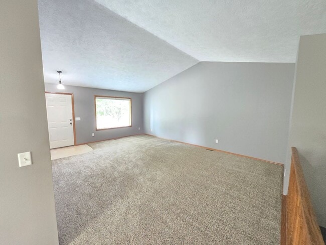 Building Photo - Spacious West Sioux Falls Twinhome with Gr...