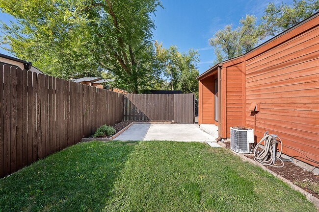 Building Photo - Super Cute North End Place with Garage and Backyard!