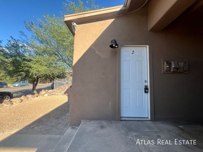 Building Photo - 810 E 9th St