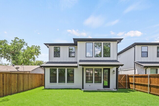 Building Photo - 220 E Park Dr