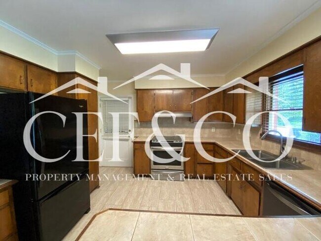 Building Photo - Large 2-Story 3BR/3BA Home with Garage, Ap...