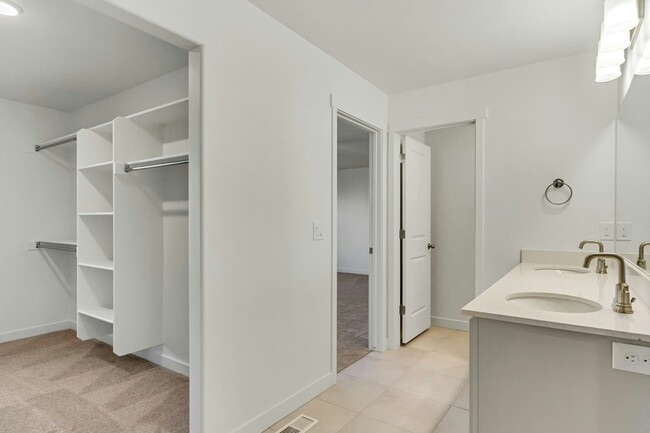 Building Photo - 825 W 700 S