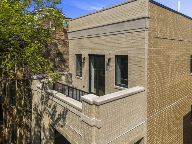 Building Photo - 2135 N Lakewood Ave