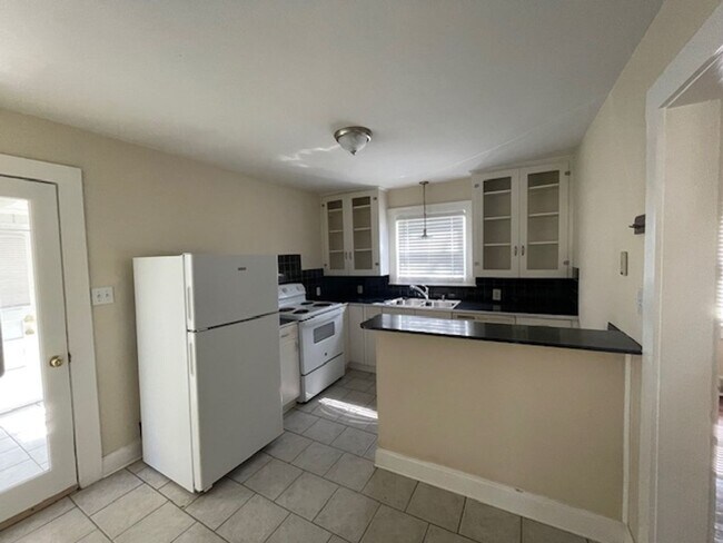 Building Photo - Perfect Home In Center of Winston-Salem!