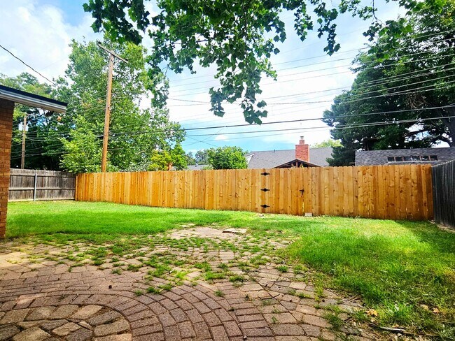 Building Photo - Beautiful 3 Bedroom Home With A Huge Bonus...