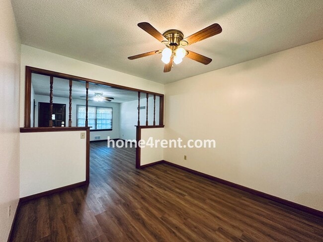 Building Photo - Charming Duplex Style Home with New Paint, Updated Floors, Finished Basement and a Quiet Back Patio!