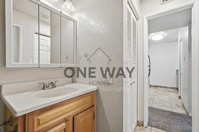 Building Photo - 1126 W Elliot Rd