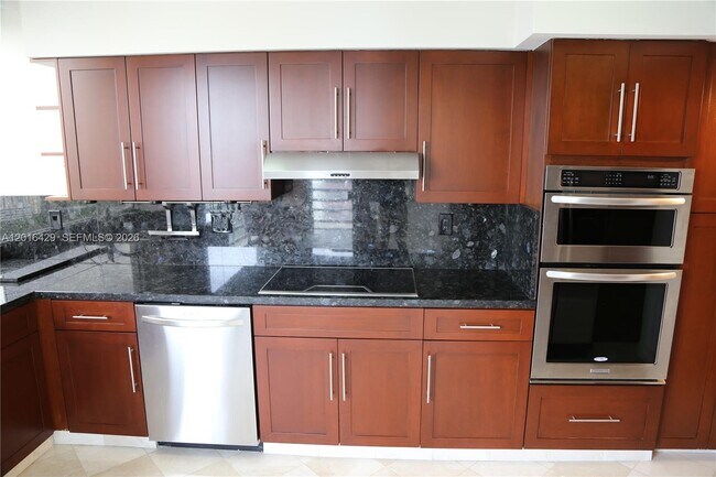 Building Photo - 1541 Brickell Ave