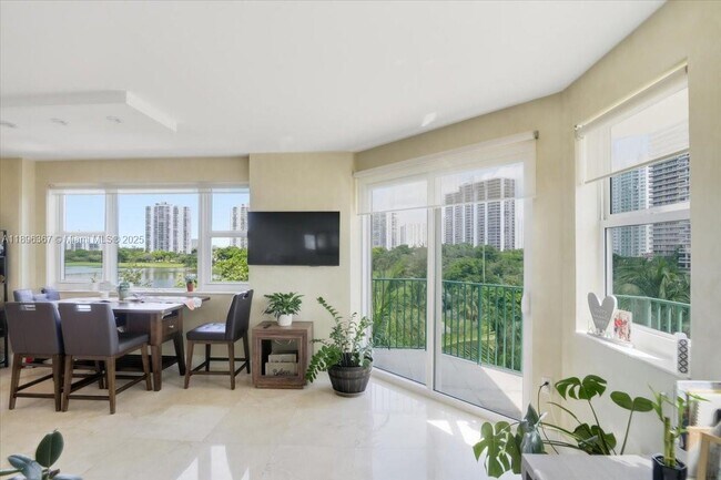 Building Photo - 20000 E Country Club Dr