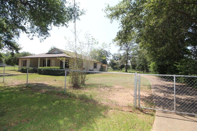 Building Photo - Molino 2/1 Cottage with Hardwood Floors, Sunroom & Carport