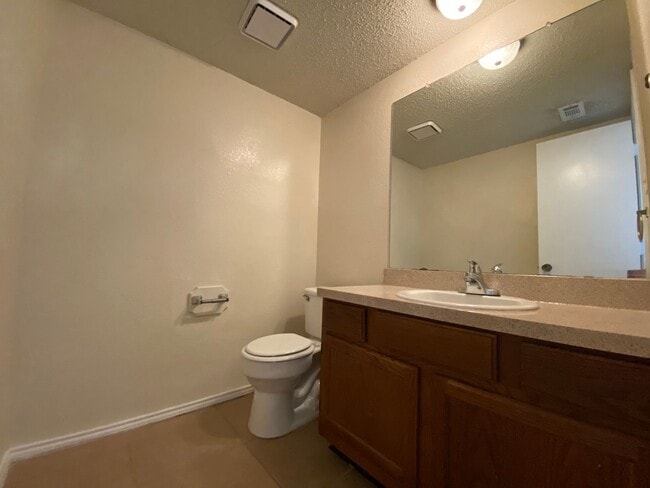 Building Photo - AVAILABLE NOW 2 BED 1.5 BATH TOWNHOME IN K...