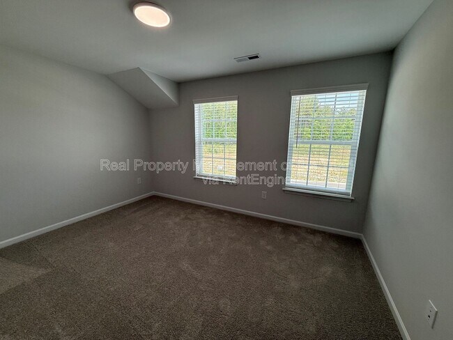 Building Photo - 111 Oakdale Frst Ln
