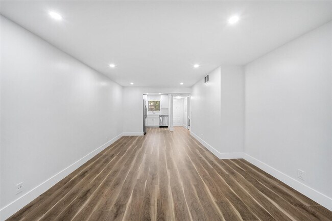 Building Photo - 21905 Lake Forest Cir