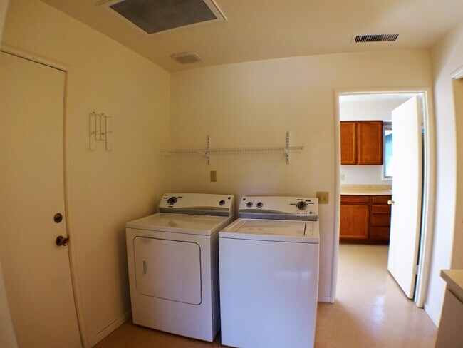 Building Photo - 886 Lynn Ln