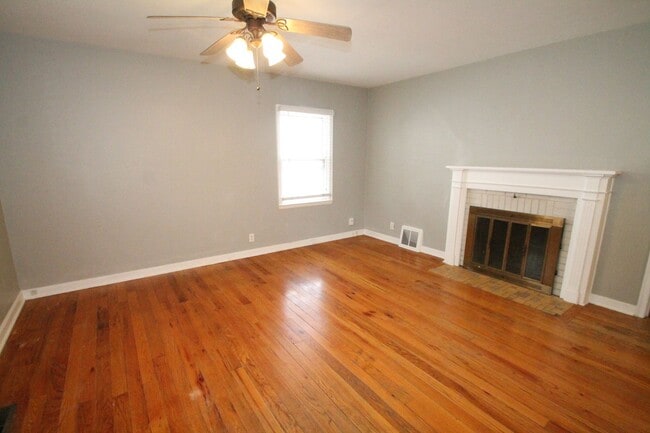Building Photo - This 4br, 2bth home is for someone who wants way more than they pay for. SO Nice!