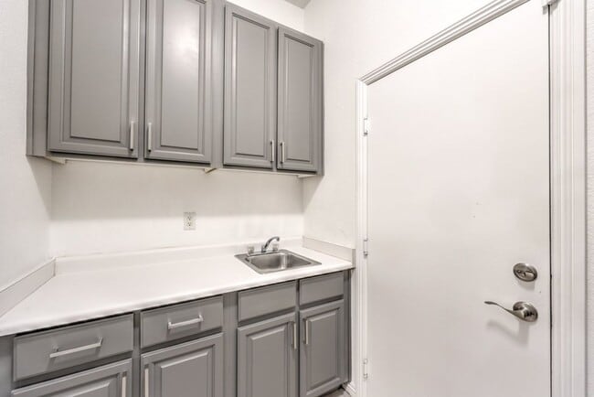 Building Photo - Stylishly Updated Henderson Home | New Stainless Steel Appliances | Heated Pool