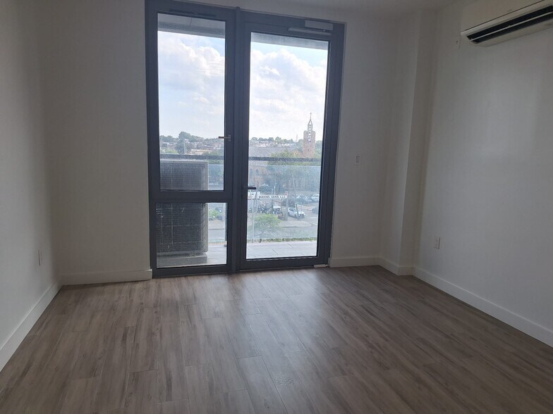 Living room - 7065 Queens Blvd