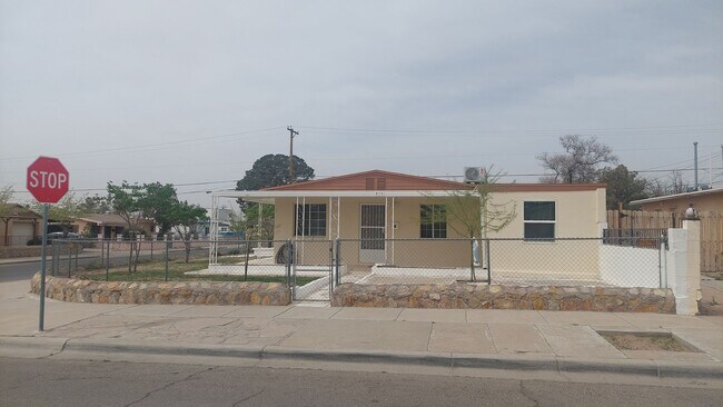 Building Photo - 4 bedroom 2 bathroom home ready now!!!!