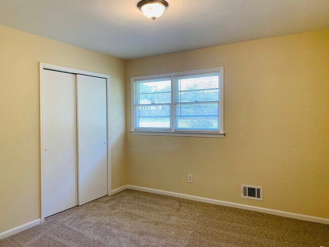 Building Photo - Wow, great location, newly renovated, 4 beds/2 bath, private fenced yard, sun room/office, must see!