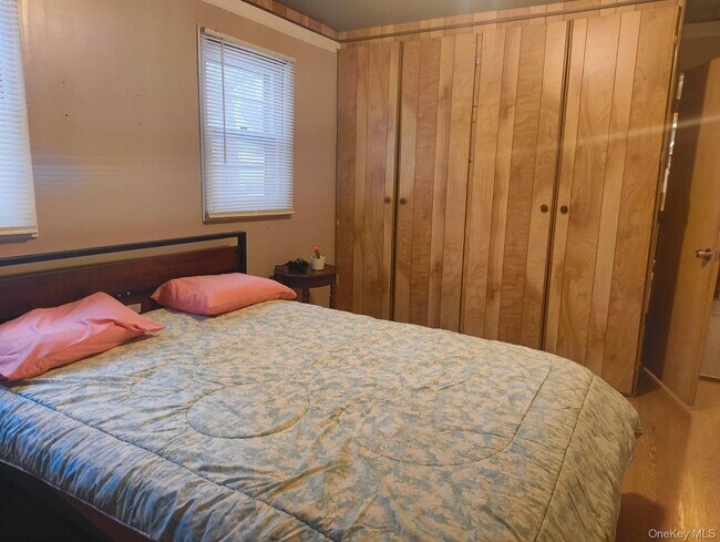 Building Photo - 18 Maple St