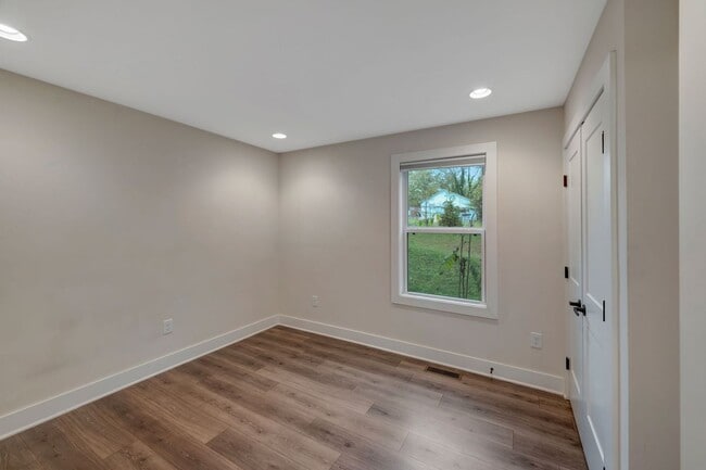 Building Photo - Modern 4 Bedroom/ 3 Bath Home in East Nash...