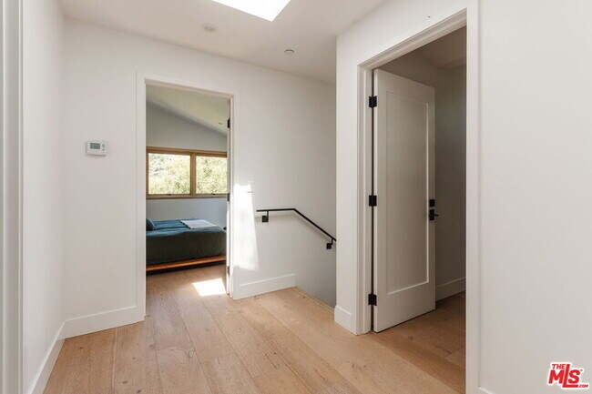 Building Photo - 1149 Old Topanga Canyon Rd