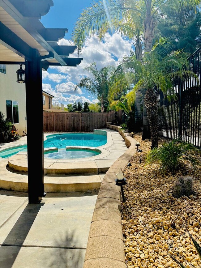 Building Photo - 5 bedroom Pool Home for rent in Murrieta