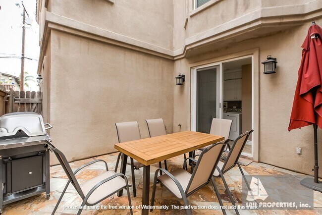 Building Photo - Gorgeous, Large downtown Huntington Beach Vacation Rental