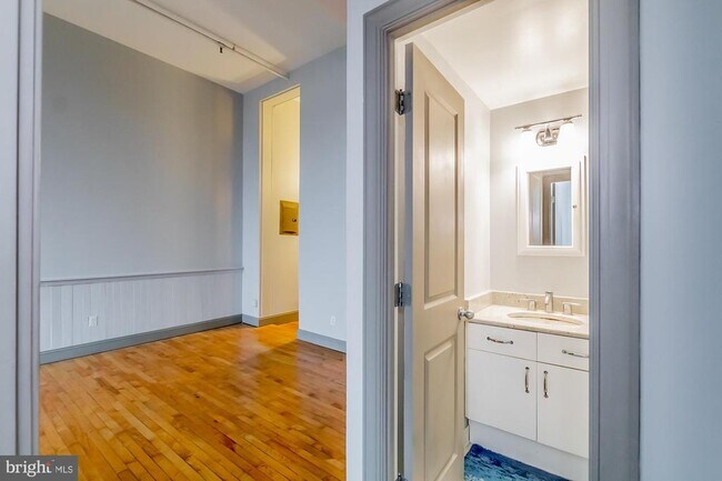 Building Photo - 511 S Bond St