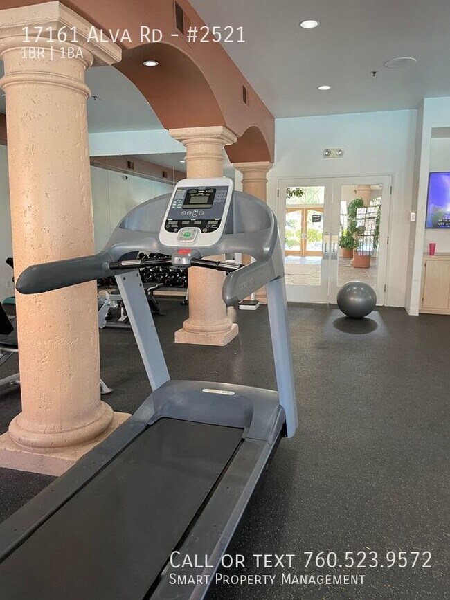 Building Photo - Gorgeous 1 bedroom upper level condo with ...