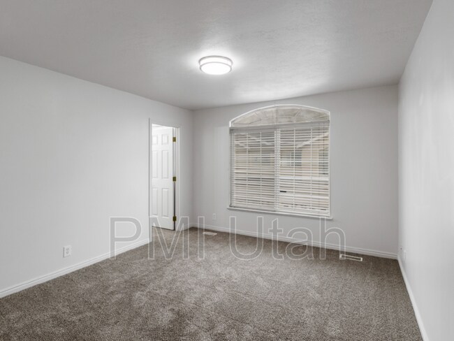Building Photo - 3211 S 945 E
