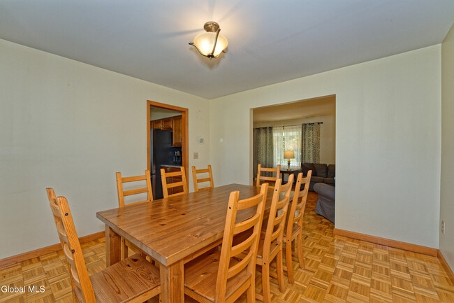 Building Photo - 5 Shamrock Cir