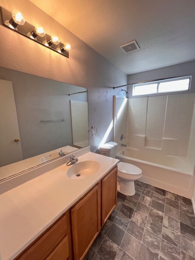 Building Photo - 3bed/2bath single story house with spaciou...