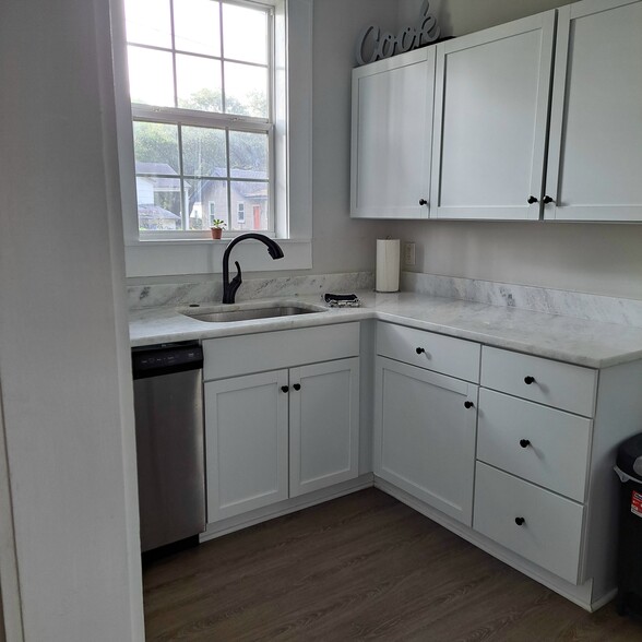 Lovely bright kitchen - 3645 Azalea Dr