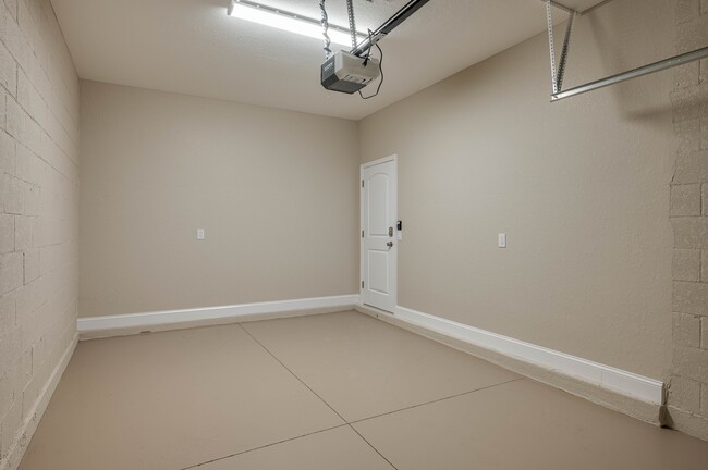 Building Photo - 1047 Oak Hammock