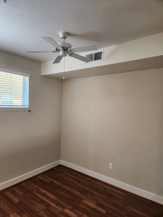 Building Photo - Bright & Sunny City Center townhouse style condo Great location, Nice 2 bedroom 2.5 bathroom